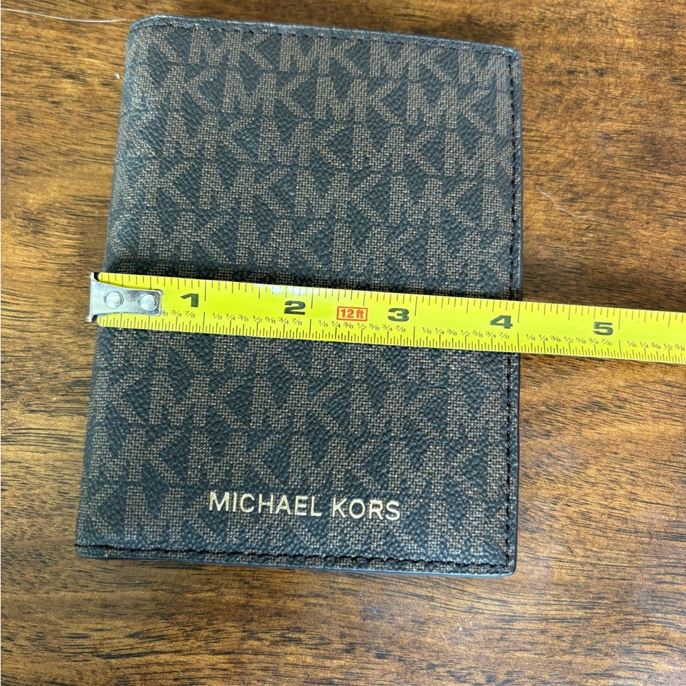 Michael Kors passport logo wallet in brown - Picture 5 of 7